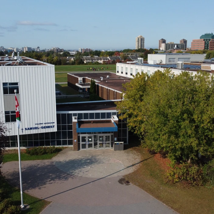façade de l'école en vue aérienne
