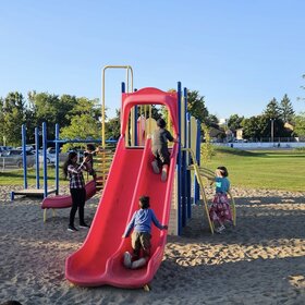 élèves dans la cours d'école